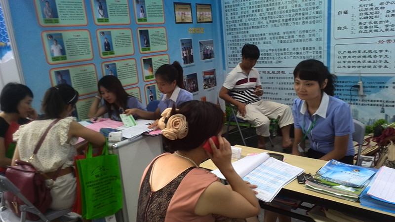 金沛教育工作人員為意向學員解答疑問