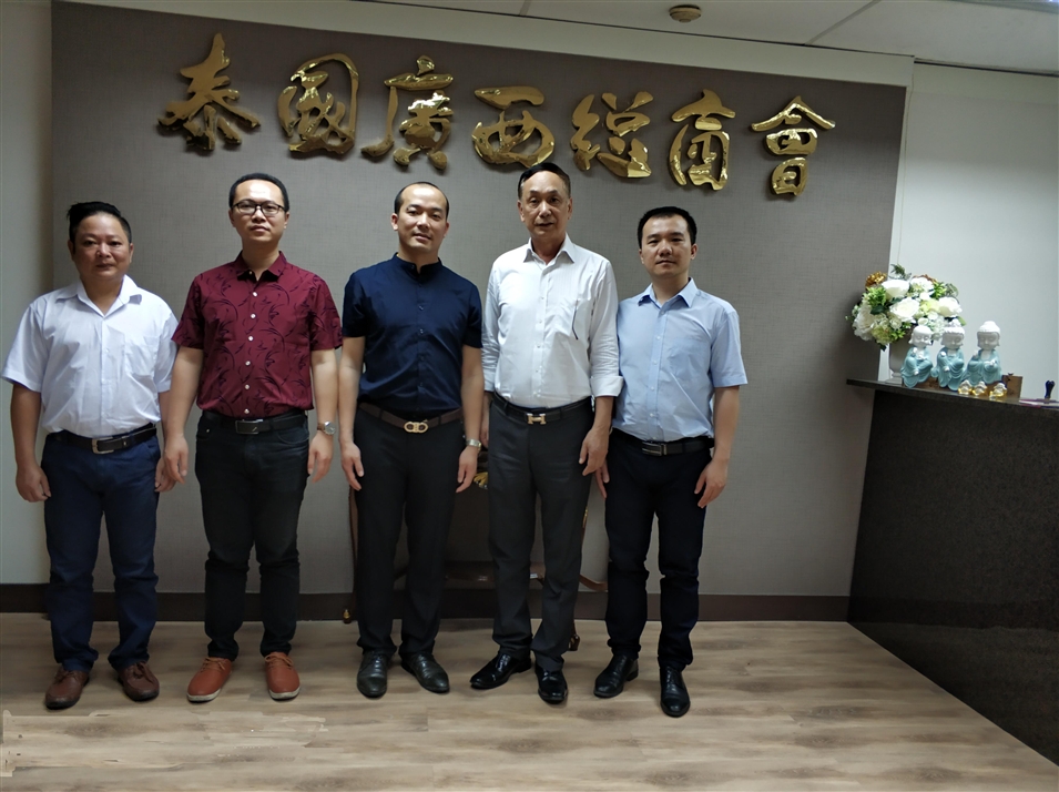 從左往右依次為國際部合伙人林健偉先生（左一），國際部總監(jiān)吳琪先生（左二），執(zhí)行董事粟宥朝先生（左三），商會主席李宇明（右二），國際部合伙人黃文超先生（右一）