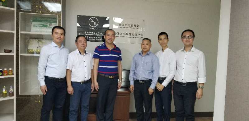 國際部合伙人黃文超（左一），林健偉（左二）國際部總監(jiān)吳琪（右一）執(zhí)行董事粟宥朝（左三），泰國廣西總商會副主席劉漢政（右二），泰國華人青年商會會長助理黃志乾(右三)