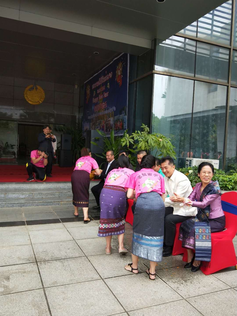 老撾駐廣西留學(xué)生代表將浸有花瓣的香水灑客人的手上，表示對(duì)嘉賓的美好祝福（圖二）