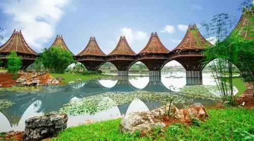 圖為中國-東盟友誼館。該建筑以廣西的風(fēng)雨橋?yàn)樵?，寓意“手拉手，心連心”。表達(dá)中國與東盟十國睦鄰友好、合作共贏之意。