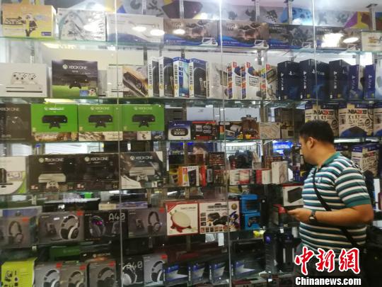 菲律賓統(tǒng)計局(Philippine Statistics Authority)5日發(fā)布10月份全國勞動力調(diào)查報告顯示，2018年10月就業(yè)不足率降至13.3%，而2017年10月為15.9%。圖為馬尼拉馬卡蒂一商場，貨品充足，青年人消費暢旺。 關(guān)向東 攝