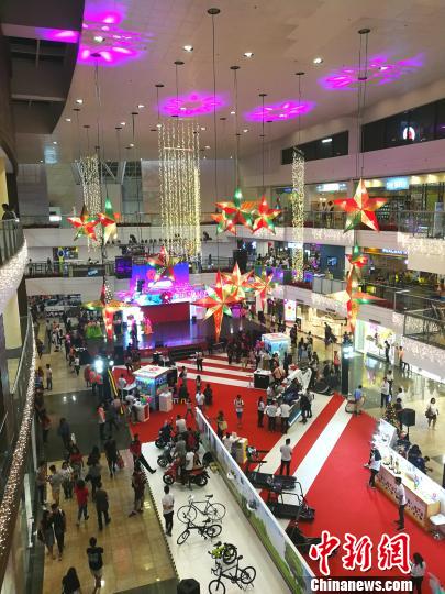 圖為馬尼拉馬卡蒂一商場，開始歲末大促銷，青年人消費暢旺。 關(guān)向東 攝