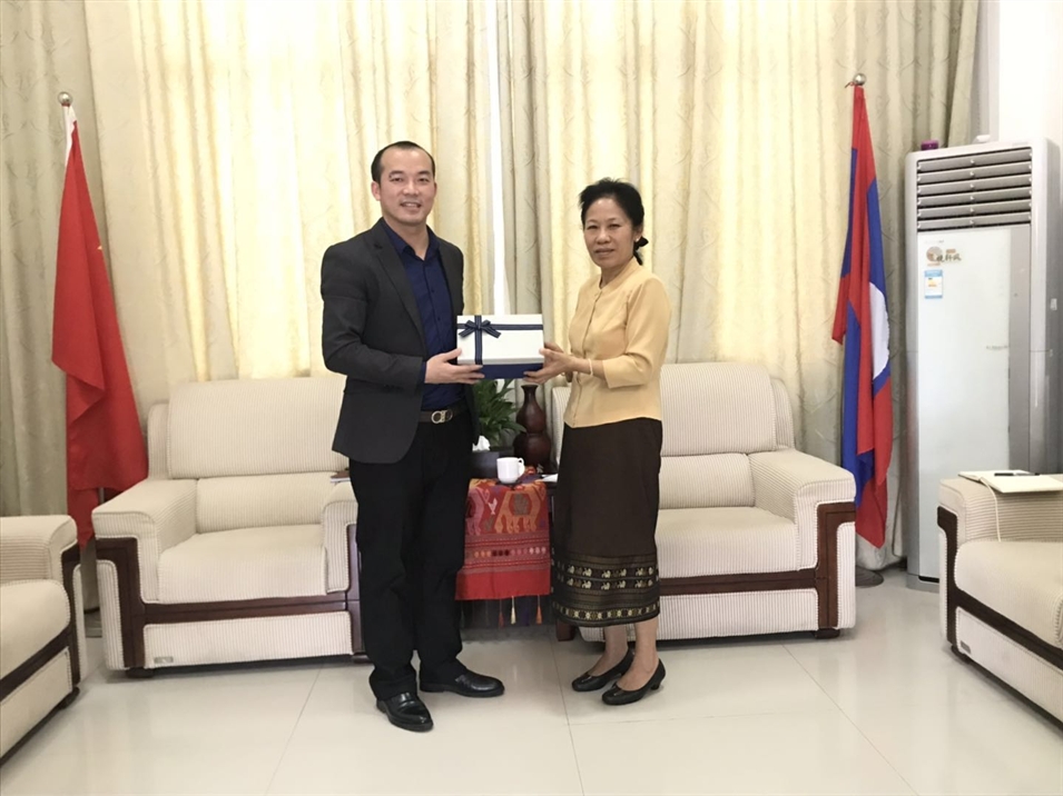 老撾國立大學中國代表處向老撾人民民主共和國駐南寧總領事館贈送紀念品