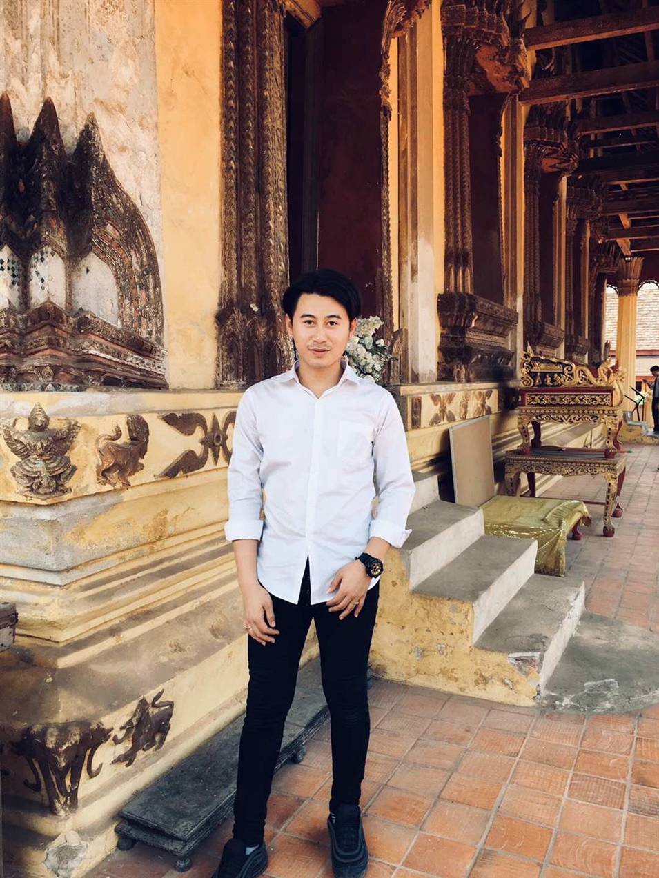 基諾，老撾首都萬(wàn)象人，老撾國(guó)立大學(xué)文學(xué)院德語(yǔ)系大二學(xué)生， 